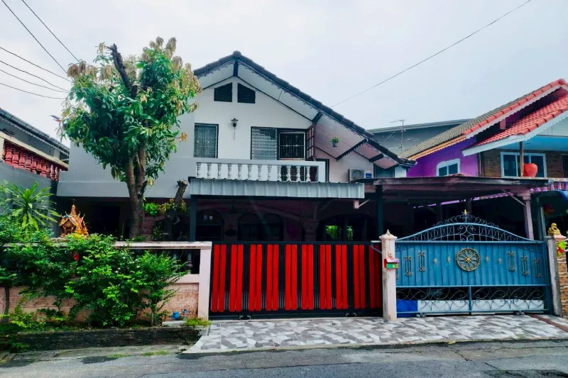 โครงหลังคาเหล็กสำหรับโรงรถ ควรเลือกแบบไหนให้แข็งแรงและทนแดดฝน